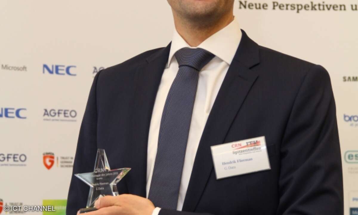 Hendrik Flierman mit seinem Award aus dem vergangenen Jahr