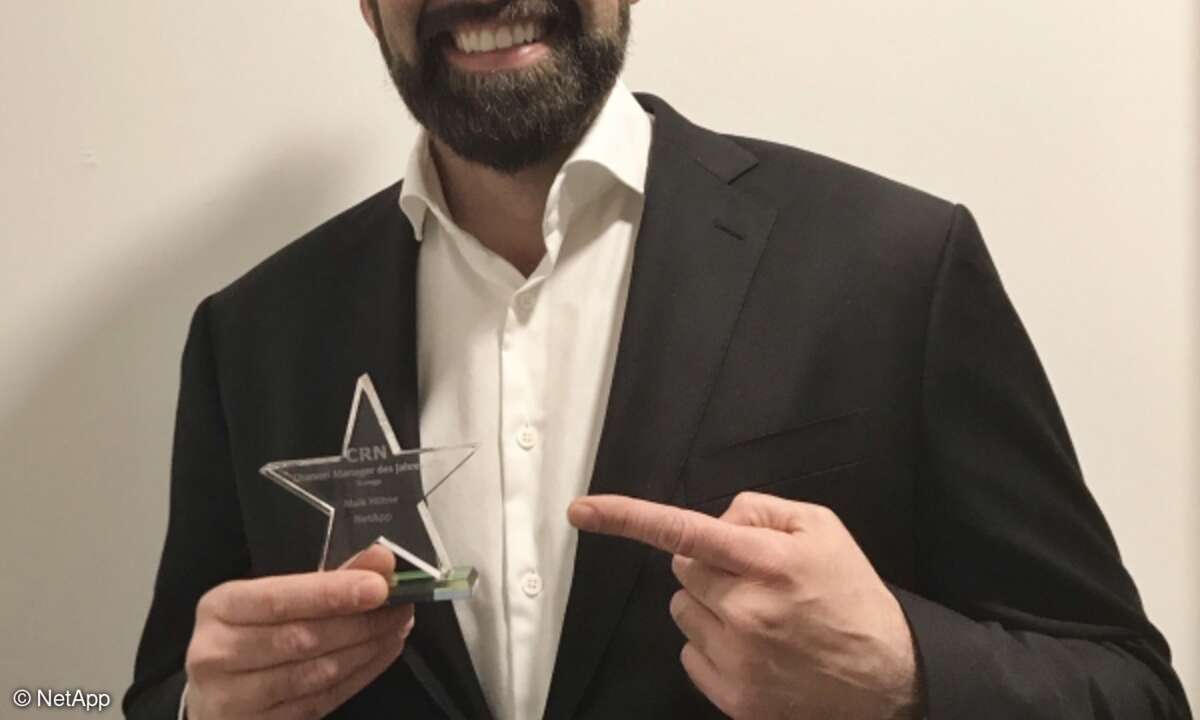 Maik Höhne mit seinem Award aus dem vergangenen Jahr