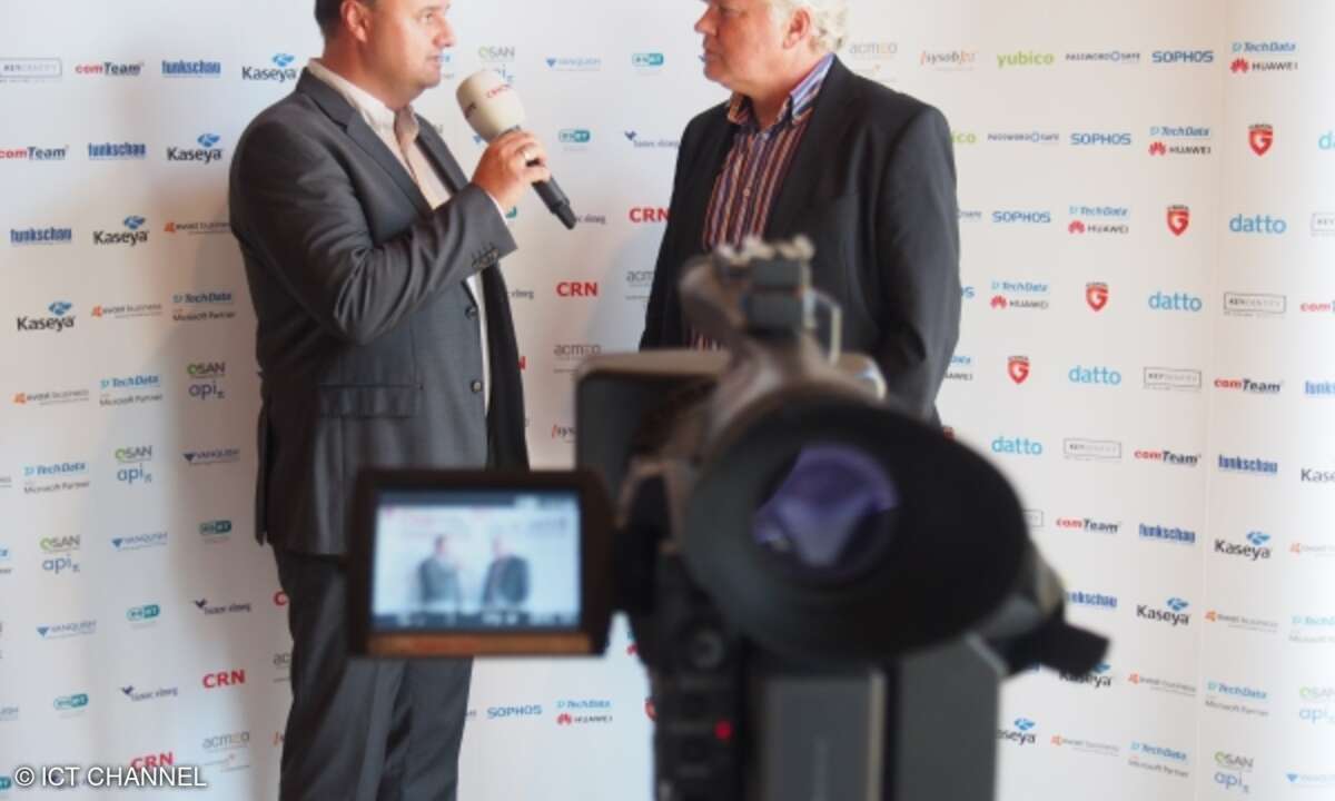 Markus Sennbert (links) im Interview mit CRN-TV.