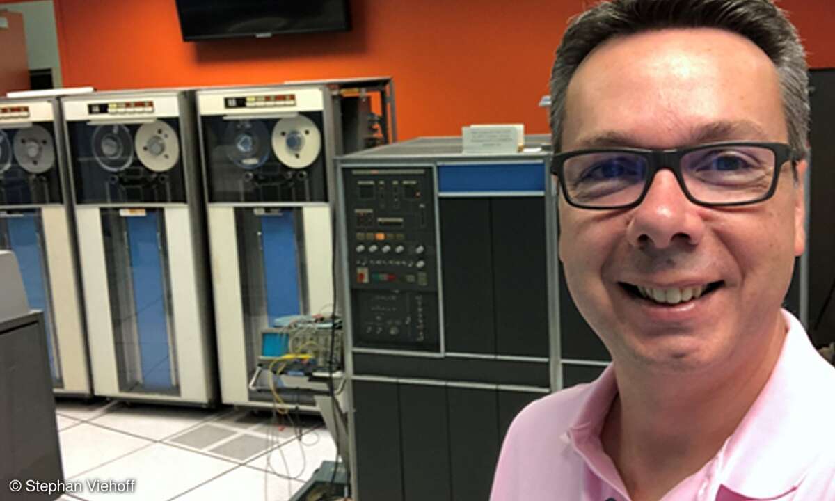 Staunt über einen voll funktionsfähigen IBM 1401 Computer, Autor Stephan Viehoff.
