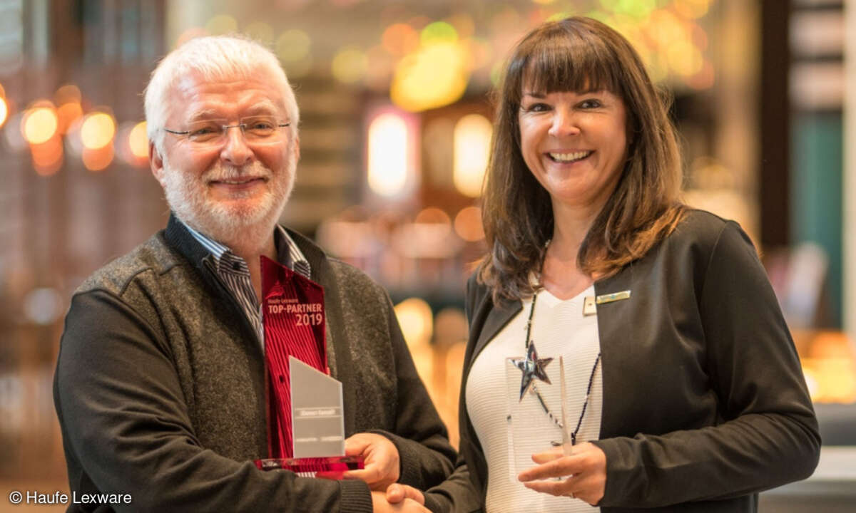 Diana Bonarius, Director Sales für Software und IT-Channels bei Lexware gratuliert Michael Ziemer zum Lexware-Partner-Award