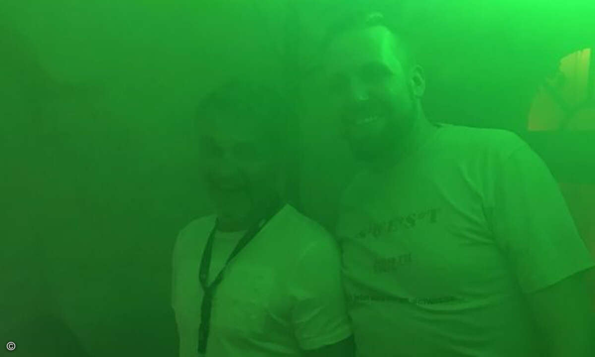 Dieter Rahe und Tommi Gass (Dyson) am DJ Pult