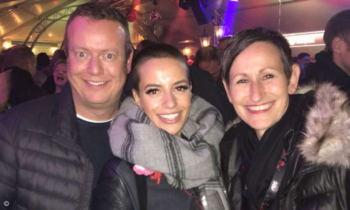 Joachim Fischer (Vertiv, rechts)Ralf Schweitzer (GSD) und Karin Hernik (APC) nehmen Aleksandra Maksimovic in die Mitte