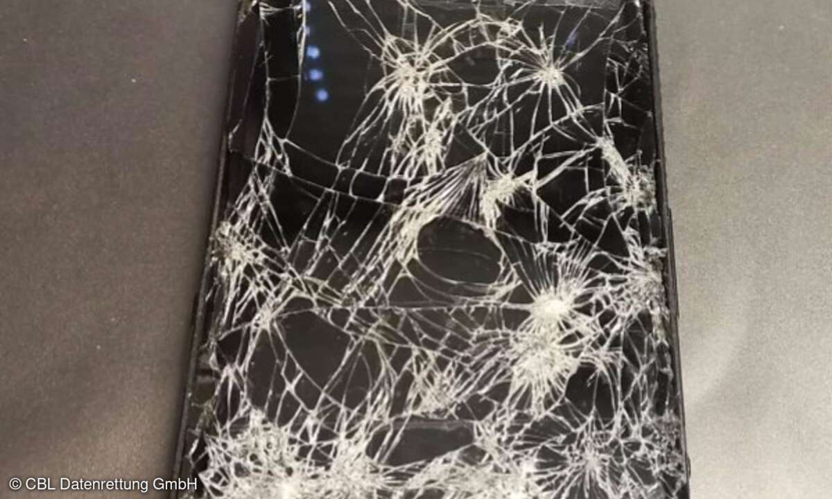 Vom Bagger überfahrenes Smartphone - Daten gerettet.