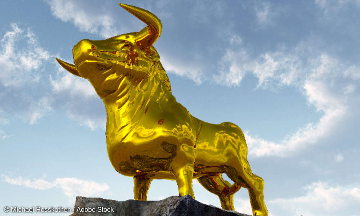 Goldenes Kalb auf Berg