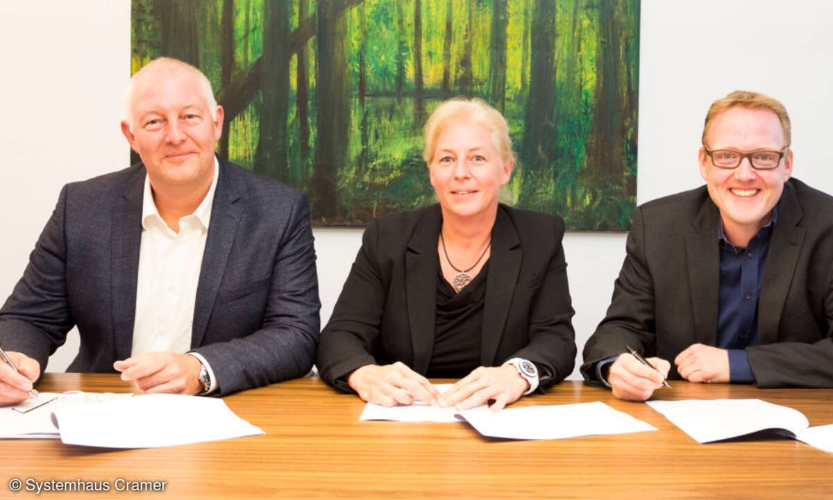 Stephan und Dagmar Schmidt besiegeln mit Christian Cramer die Verschmelzung beider Firmen (von links)