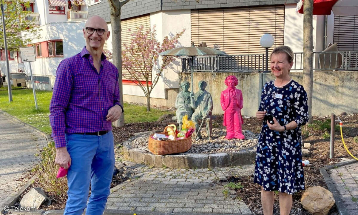 Telekom-Chef Tim Höttges bringt die ersten kostenlosen Smartphones im Emmaus Altenheim in Bonn persönlich vorbei