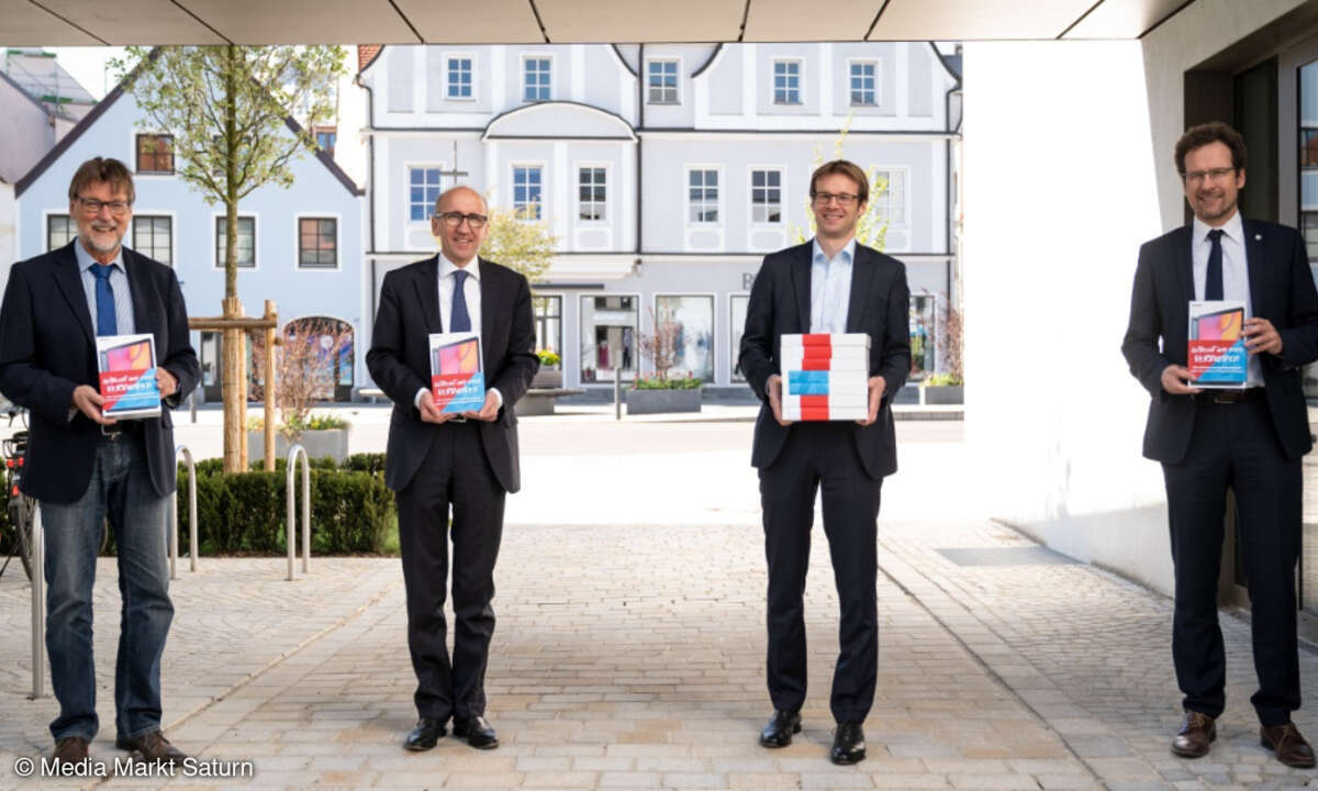 Übergabe der ersten 200 Tablets an das Medizinische Lagezentrum der Region Ingolstadt: Martin Wolf, Landrat Pfaffenhofen; Dr. Florian Demetz, Ärztlicher Leiter Führungsgruppe Katastrophenschutz der Region 10; Florian Wieser, CFO MediaMarktSaturn Reta