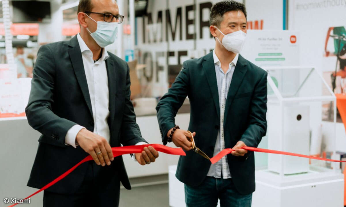 Xiaomi Country Manager Alan Chen Li (rechts) und Miroslav Cizej, Geschäftsführer Saturn Düsseldorf-Königsalle, eröffnen die neue Xiaomi Shop-in-Shop-Fläche im Saturn Düsseldorf-Königsallee