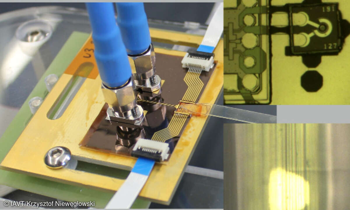 Demonstration optischer Datenübertragung über polymere planare Lichtwellenleiter.