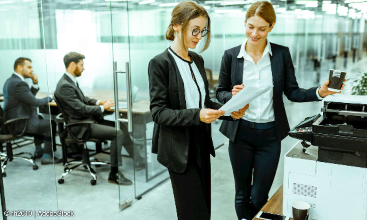 Frauen vor einem Drucker