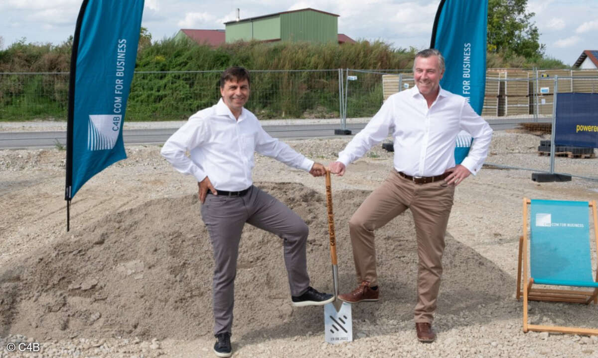 Das C4B-Vorstandsduo Bernd Woköck und Stephan Krä beim Spatenstich für das neue Headquarter