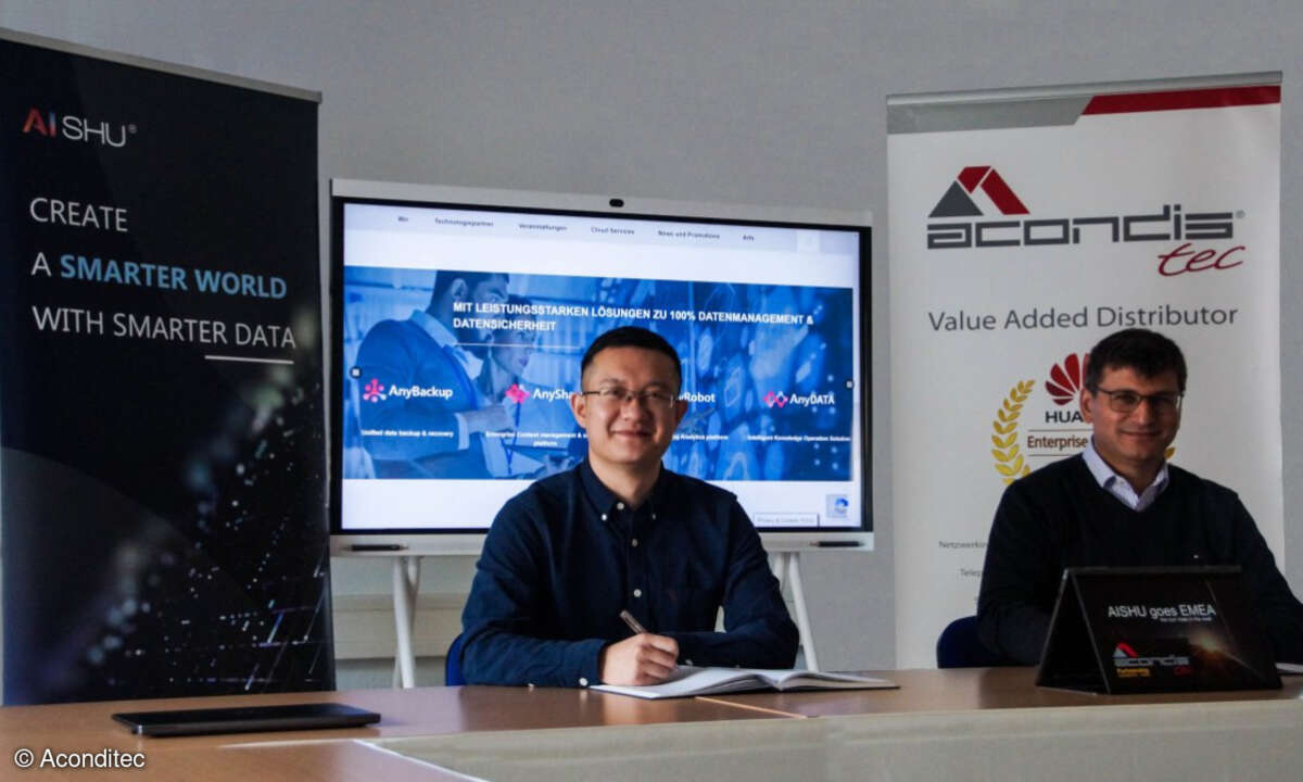 Xavier Chen, Geschäftsführer Aishu Informationstechnologie, und Acondistec-Geschäftsführer Ümit Subas (rechts)