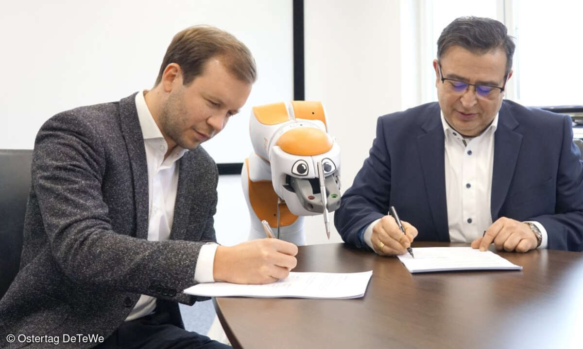 Michael Früh, Geschäftsführer von F&P Robotics (links) und Manuel Ferre, Geschäftsführer bei Ostertag DeTeWe unterzeichnen den Partnervertrag für den Assistenzroboter Lio
