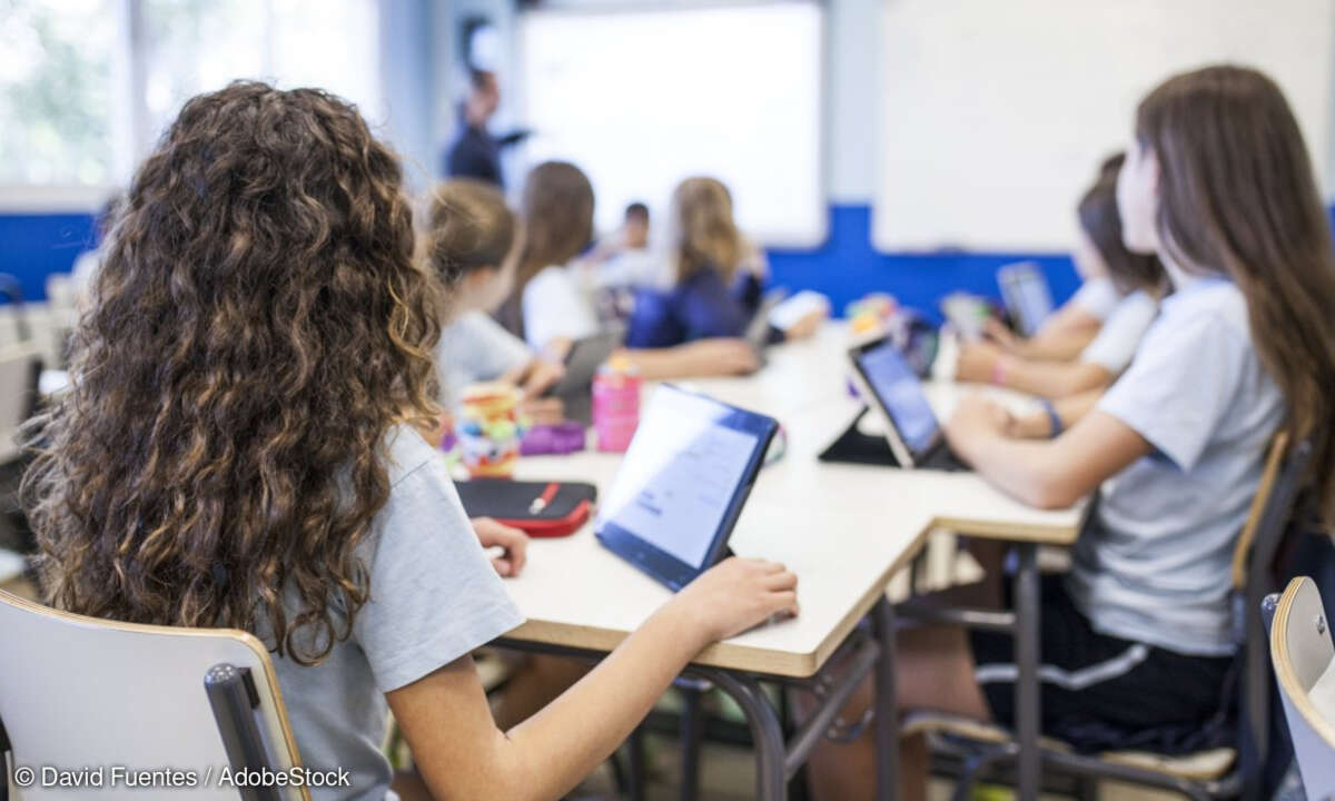 Schüler mit Tablets