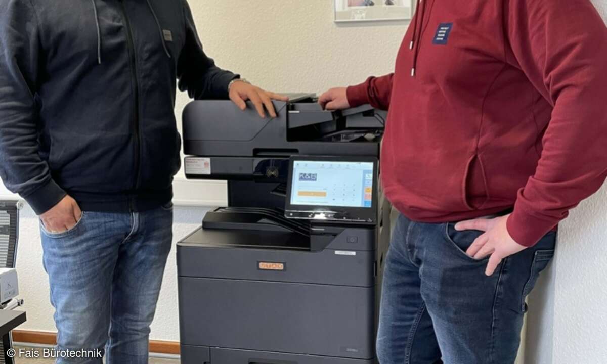 Notar Carsten Kühlich (li.) lässt sich seit Jahren von Peter Jankowski, Leiter Verkauf und Technik von Fais Bürotechnik, beraten