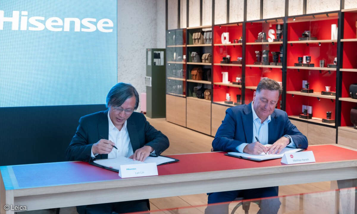 Dr. Lan Lin, Präsident von Hisense, und Matthias Harsch, Vorstandsvorsitzender der Leica Camera AG