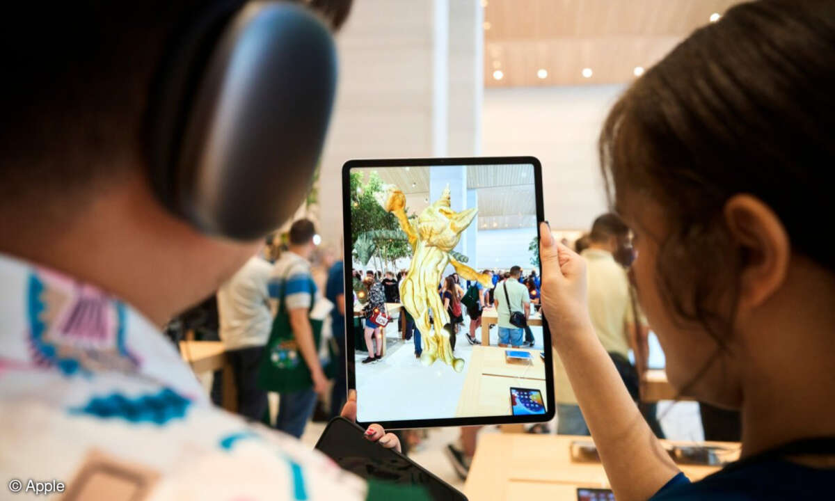 Besucher probieren die Augmented Reality-Erfahrung „United Visions“ aus, das die kreativen Werke des Londoner Dichters und Malers William Blake zeigt
