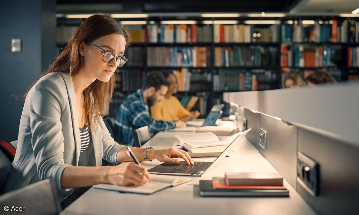 Studentin in der Bibliothek