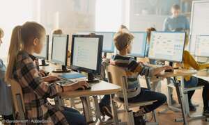 Klassenzimmer mit Schülern vor dem PC