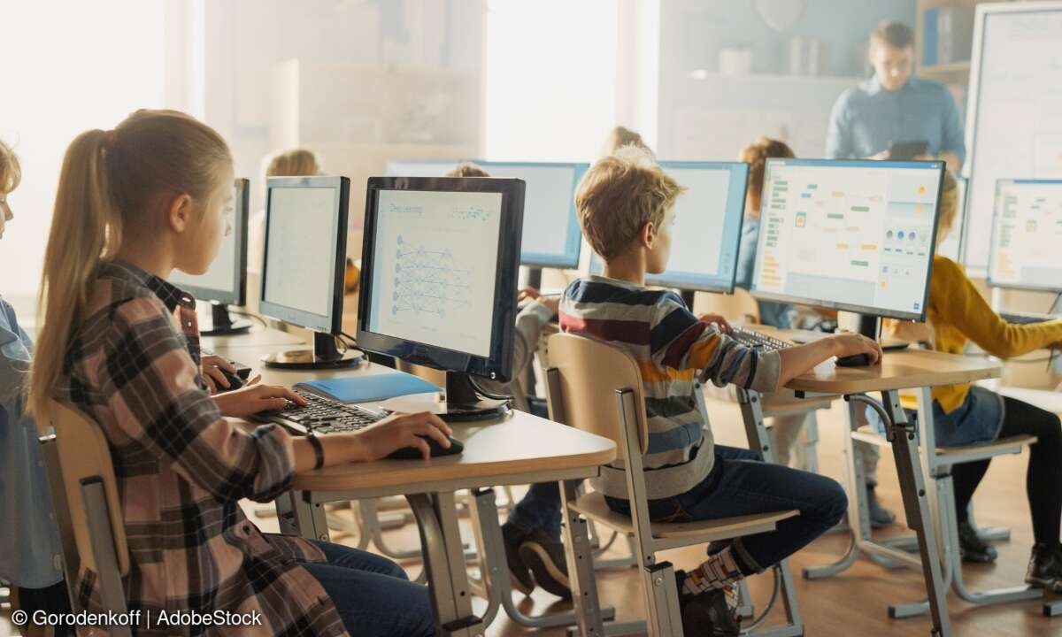 Klassenzimmer mit Schülern vor dem PC