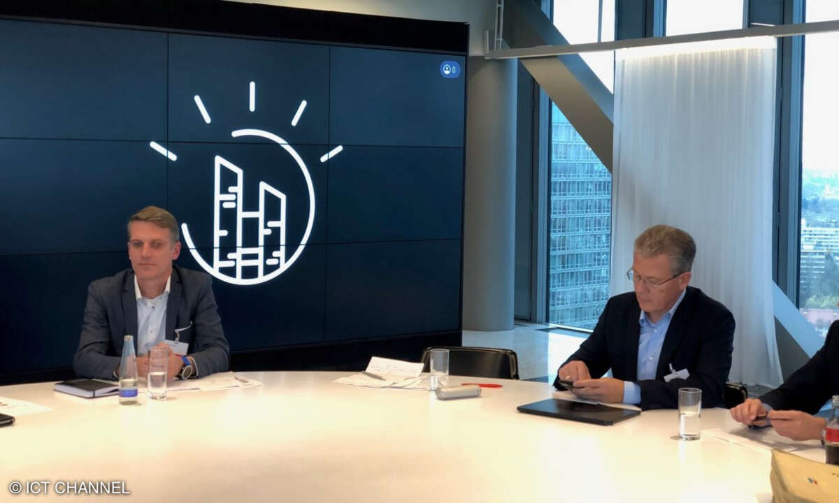 Marco Braun, VP IBM Ecosystem IBM Technology DACH (links) und Werner Schwarz, Vice President Corporate Strategy & Innovation Cancom beim Roundtable im Münchner Watson Center von IBM
