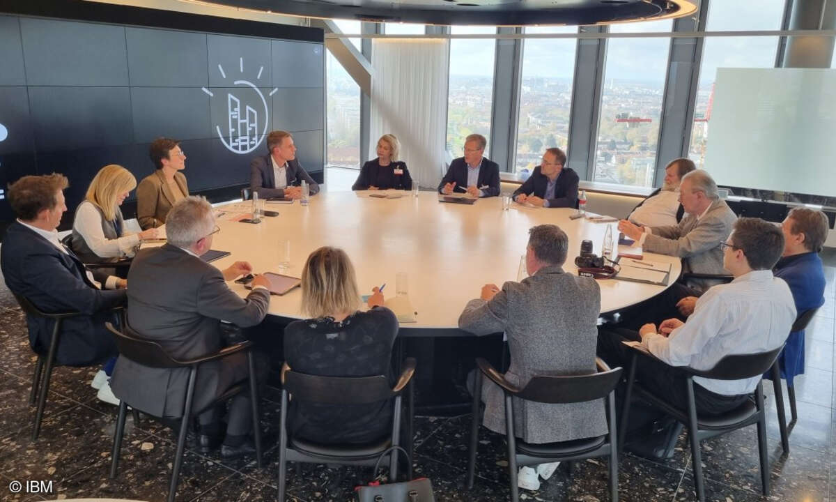Vertreter von Partnern und Distribution beim Roundtable im Münchner Watson Center von IBM