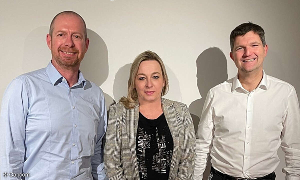 Frank Scholer und Myriam Wildprett (Geschäftsführung NWC Services GmbH) mit Cancom-CFO Thomas Stark (rechts)