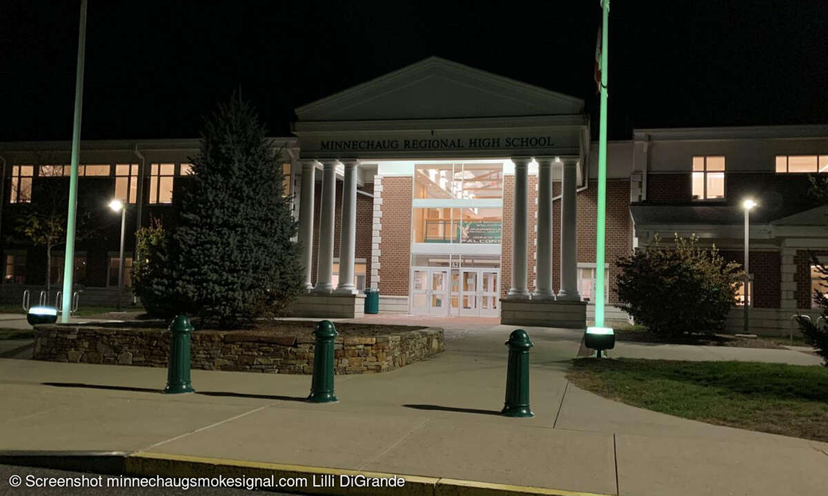 Dauerbeleuchtung der Minnechaug Regional High School