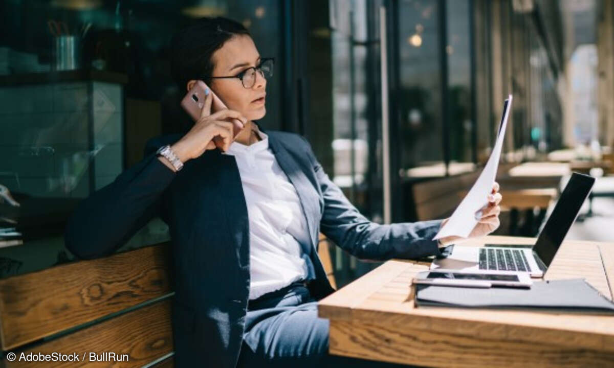 Frau arbeitet remote
