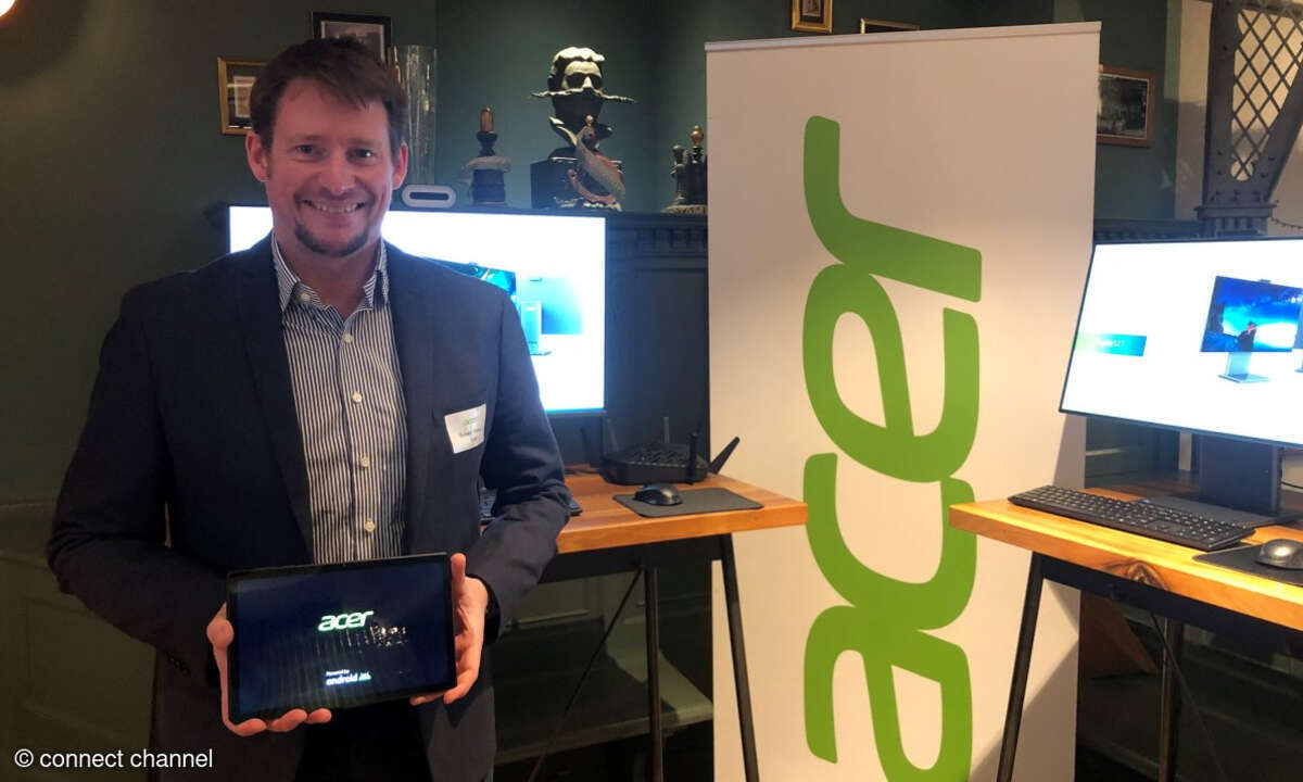 Acer-Deutschland-Chef Robert Perenz zeigt das neue „Acer Iconia Tab P10“