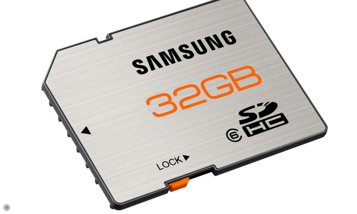 110810_samsung_sdhc_2011_essential_32gb_persp