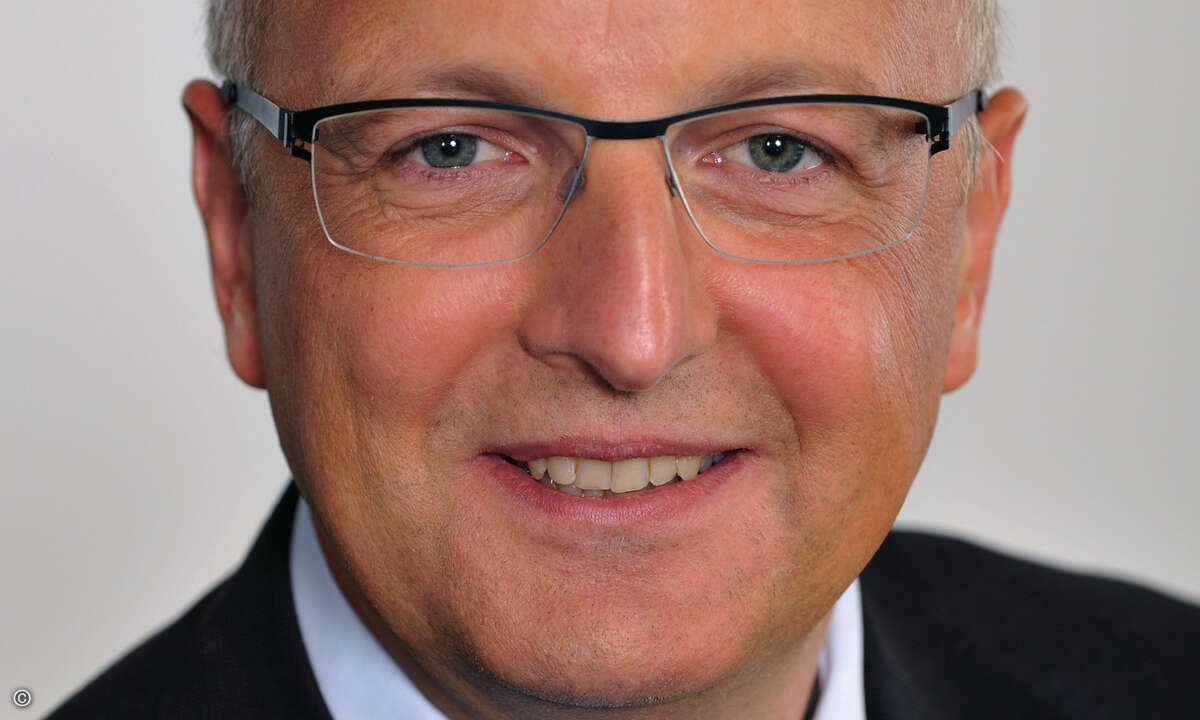 2303_Rolf_Schwirz__CEO_Fujitsu_Technology_Solutions_lpr