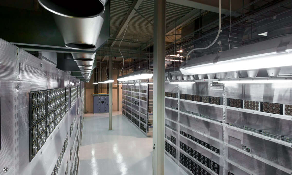 1_-VG---Data-Center-Server-Racks-from-Above-2