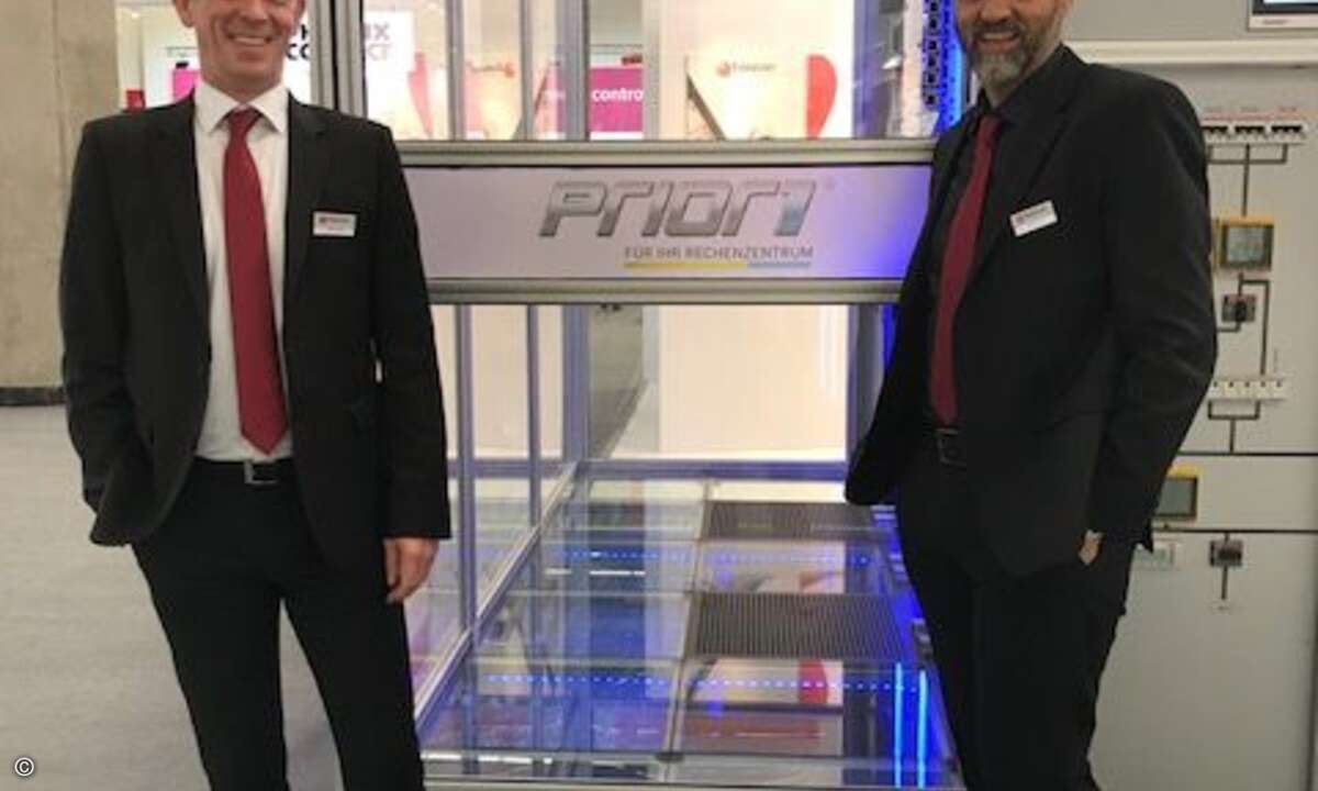 Oliver Fronk und Stefan Maier stellen auf der it-sa den Smart Cage vor