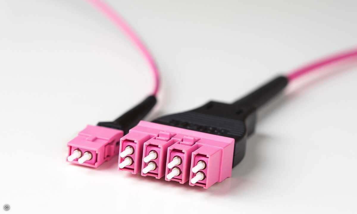 bild-2_urm-ng-als-zweifaser-und-achtfaser-stecker_cpyright-lwl-sachsenkabel (1)_klein