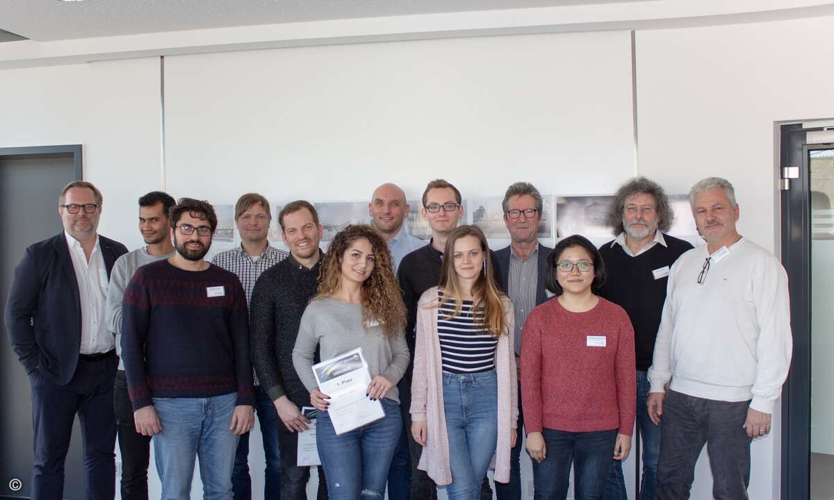 190321_DCG_PM05_Studenten_Gruppenfoto (c) DC-Datacenter-Group GmbH_klein