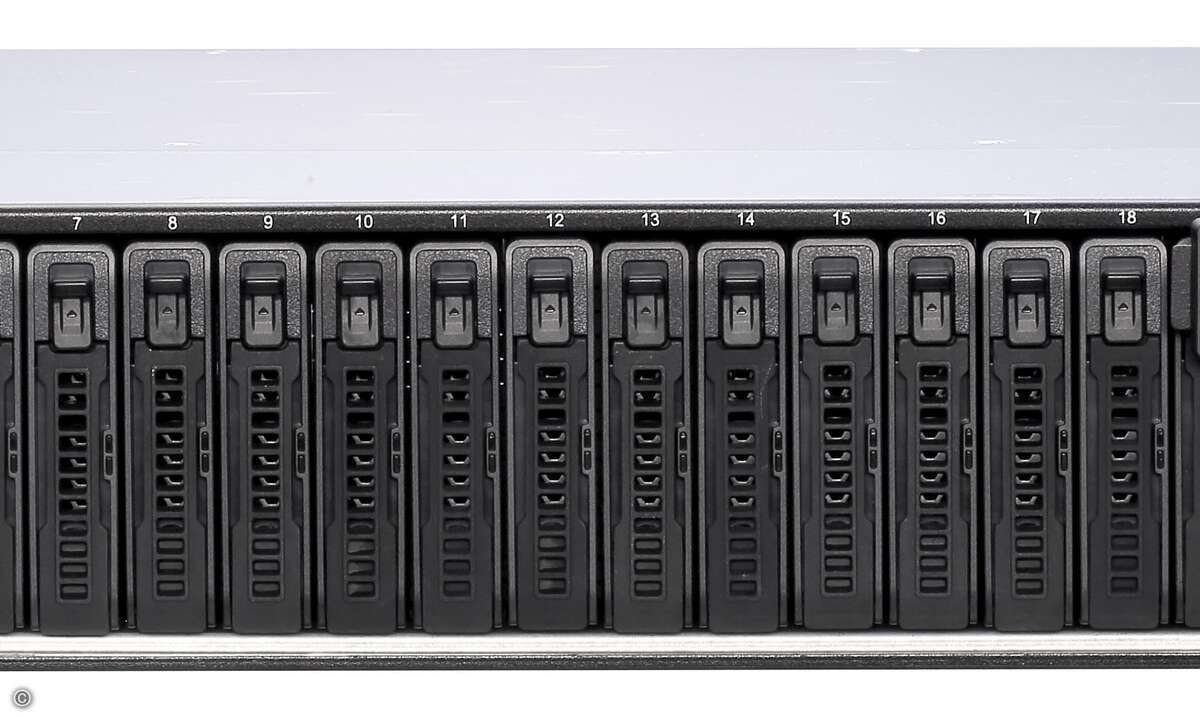 2U_24bays_LCD_front_RAIDdeluxe