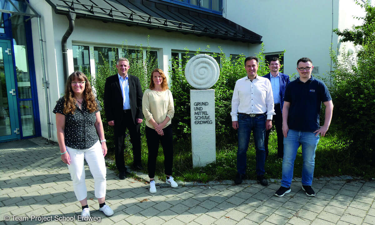 Die Projektbeteiligten vor der Schule