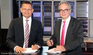 IT und OT unter gemeinsamer Monitoring-Lupe Helmut Binder, CEO Paessler, und Uwe Scharf, Geschäftsführer BUs und Marketing bei Rittal (v.l.), besiegeln die Kooperation für die Monitoring-Lösungen.
