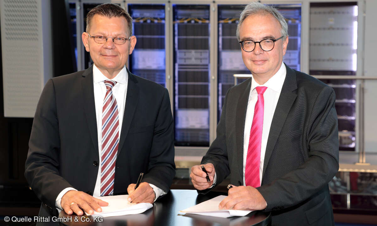 Helmut Binder, CEO Paessler, und Uwe Scharf, Geschäftsführer BUs und Marketing bei Rittal (v.l.), besiegeln die Kooperation für die Monitoring-Lösungen.