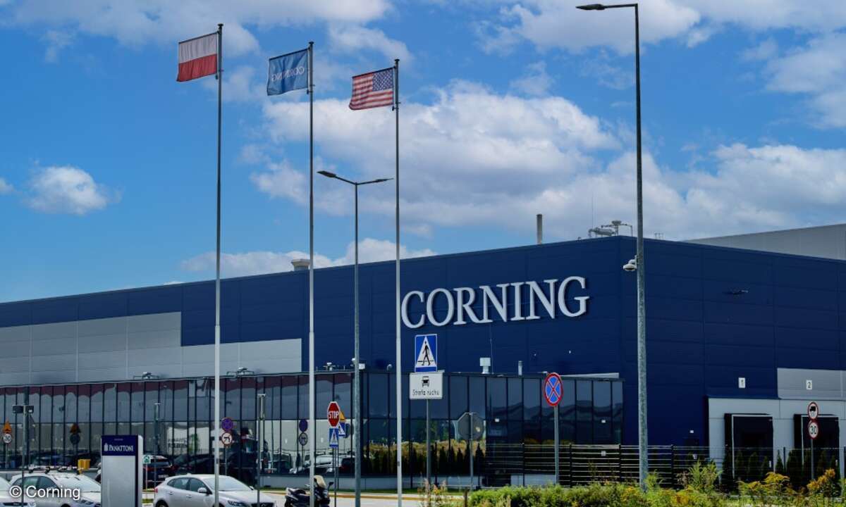 Corning eröffnet Glasfaserwerk in Polen.