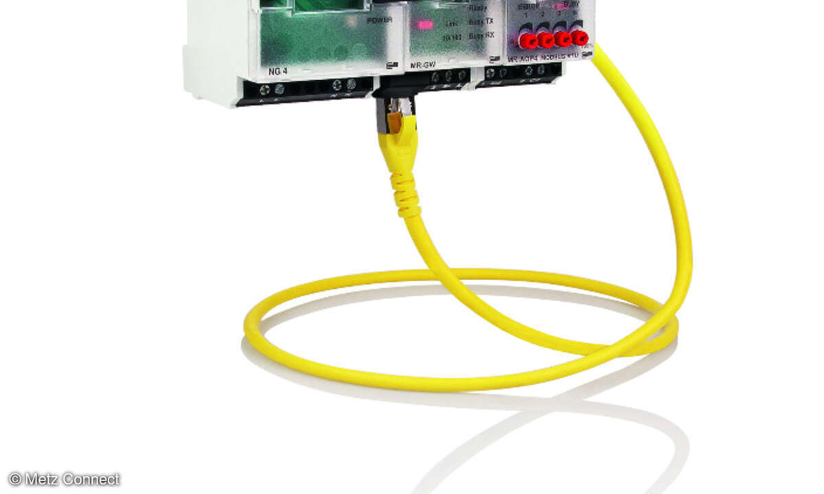 IP-fähiges Gateway MR-GW (Modul in der Mitte) zur Anbindung von Modbus-RTU-Komponenten, die mittels praktischem Brückenstecker angereiht sind (links und rechts) und sich somit einfach in ein IP-Netzwerk integrieren lassen.