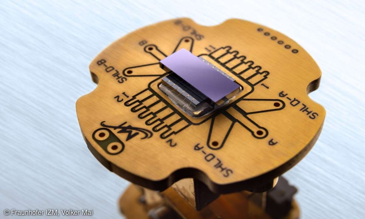 Mit Fine-Pitch-Kontakten aus Indium und supraleitenden Metallisierungen haben die Forscher und Forscherinnen eine kompakte Aufbau- und Verbindungstechnik für die Rechner der Zukunft demonstriert.