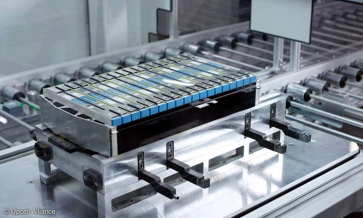 Nahaufnahme eines Batteriemoduls für ein Elektroauto in der Produktionslinie einer Elektroautofabrik.