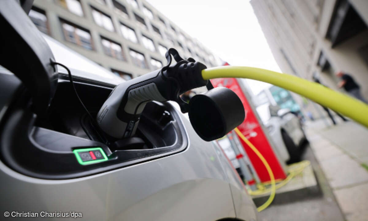 E-Auto an Ladesäule in Innenstadt