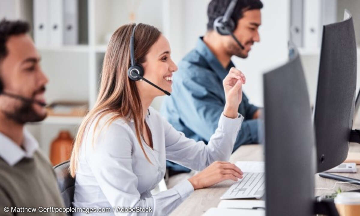 Menschen im Büro kommunizieren mit Headset