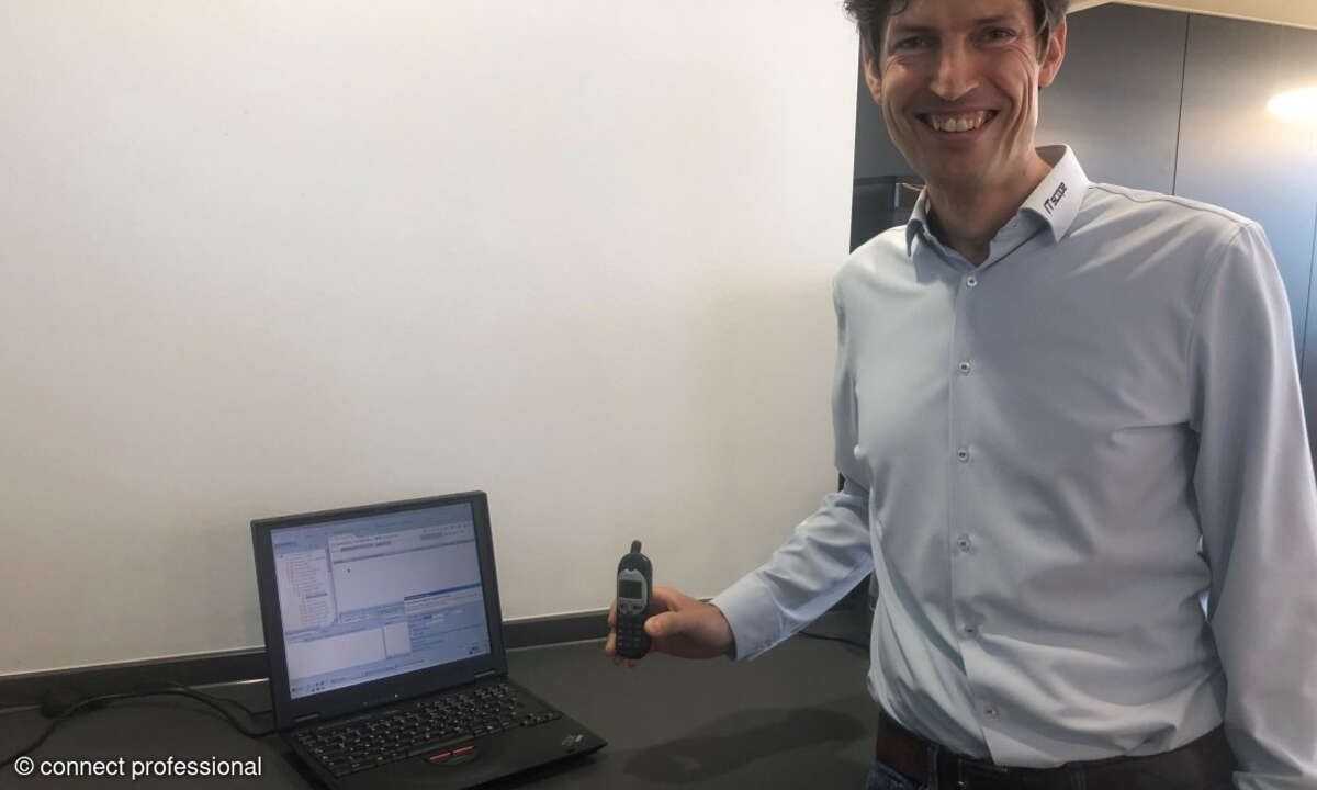 ITscope-Mitgründer Benjamin Mund zeigt das erste Preisvergleichstool von ITscope auf dem Original-Notebook – inklsive Handy aus dem Gründungsjahr