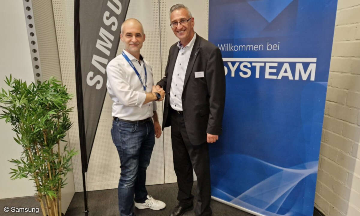 Steven Pollok, Director Display Division bei Samsung (links) und Systeam-Chef Volker Mitlacher