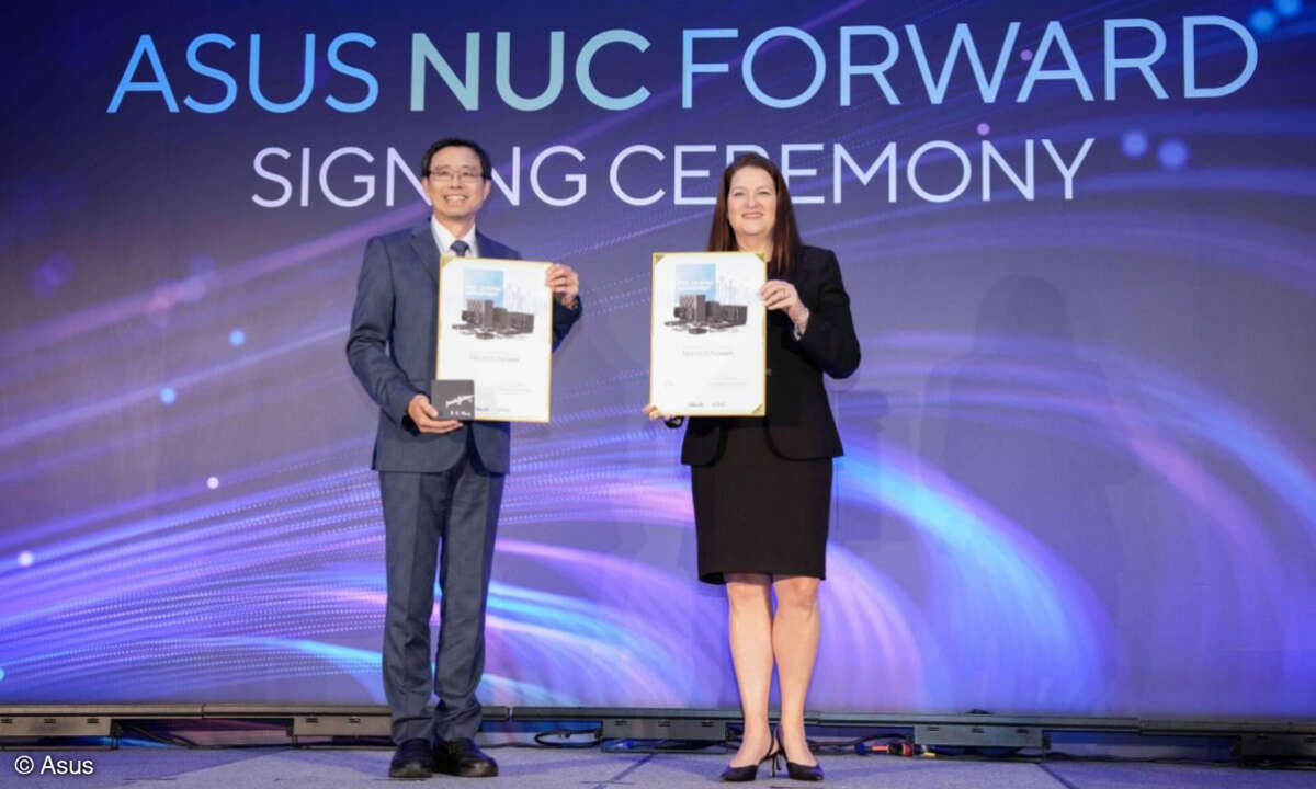 Asus-SVP Jackie Hsu und Michelle Johnston Holthaus, Executive Vice President und General Manager der Client Computing Group bei Intel, besiegeln den Vertrag